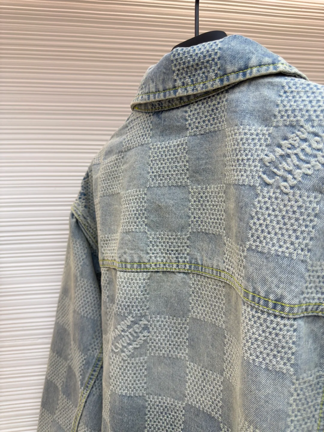 LOUIS VUITTON checkerboard denim jacket ●Authentic product: Purchased and developed for 25600 ●Item number: 1680097-C20 ●Fabric: denim fabric ●Technology: Yarn-dyed jacquard ●Version: Fitted version ●Size: 46-48-50-52 ●Weight: about 1300g ●Description: Both the front and back panels are embroidered with the brand's iconic LOGO, and the front panel is embellished with checkerboard, plus the brand's English embroidery. The back embroidery uses 3D three-dimensional embroidery, with a total stitch count of 23,800. The zipper is electroplated in an aged brass color, and the pull tabs are in an electroplated aged brass color. The overall wiring is straight and delicate, the fabric is comfortable and soft, and the color is consistent without color difference. It can be matched with the same style to create a fashionable look and control various occasions. Customized accessories, complete with three standards, same style for men and women!